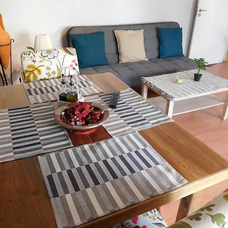 Rare Sunny Gem In Close To Airport Lägenhet